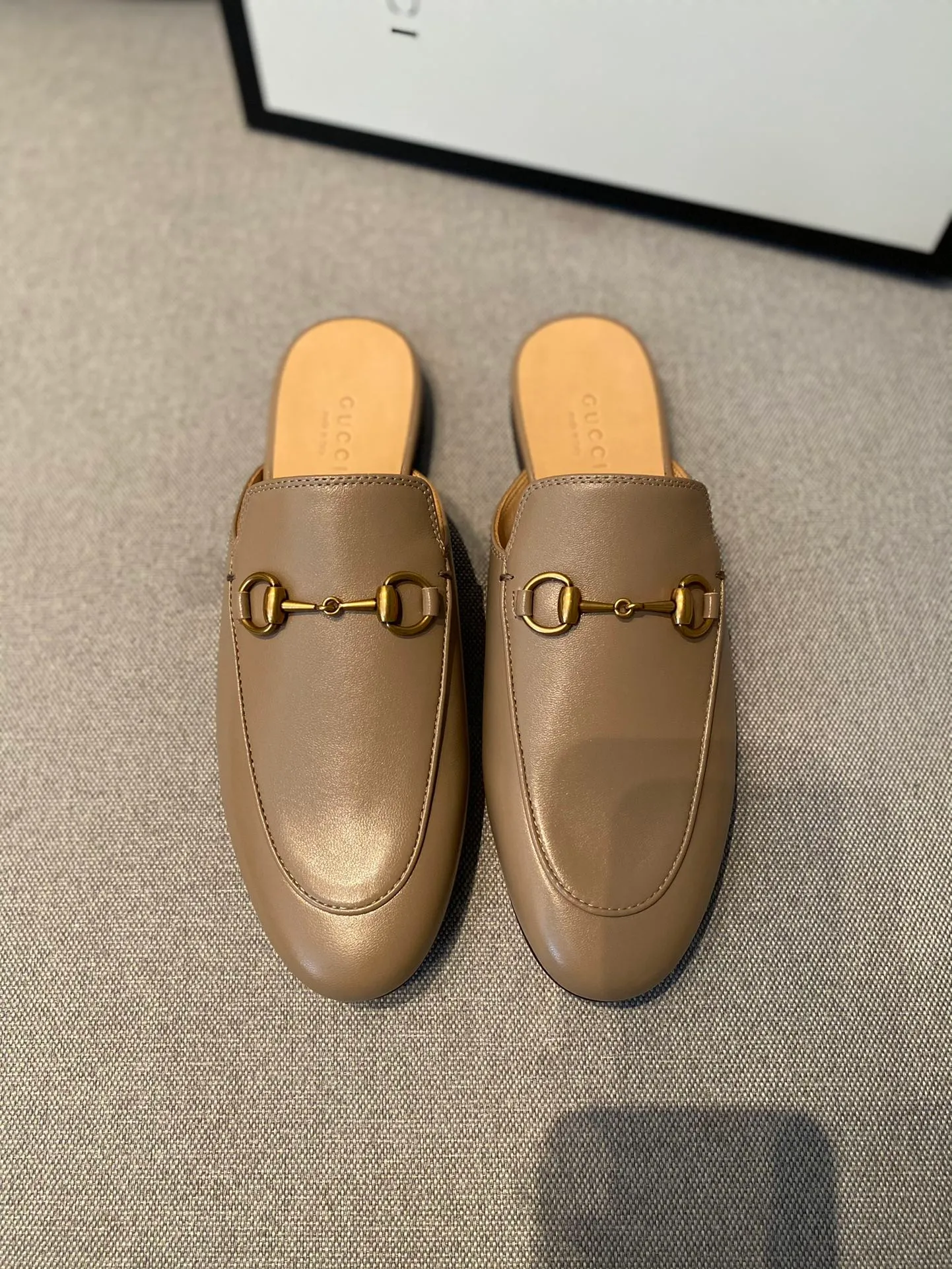 👟 全新升級版本Gucc*經典長青款馬銜扣半拖，奶茶色原版意大利購入，我家G系列的品質拿開的客戶都知道品質。