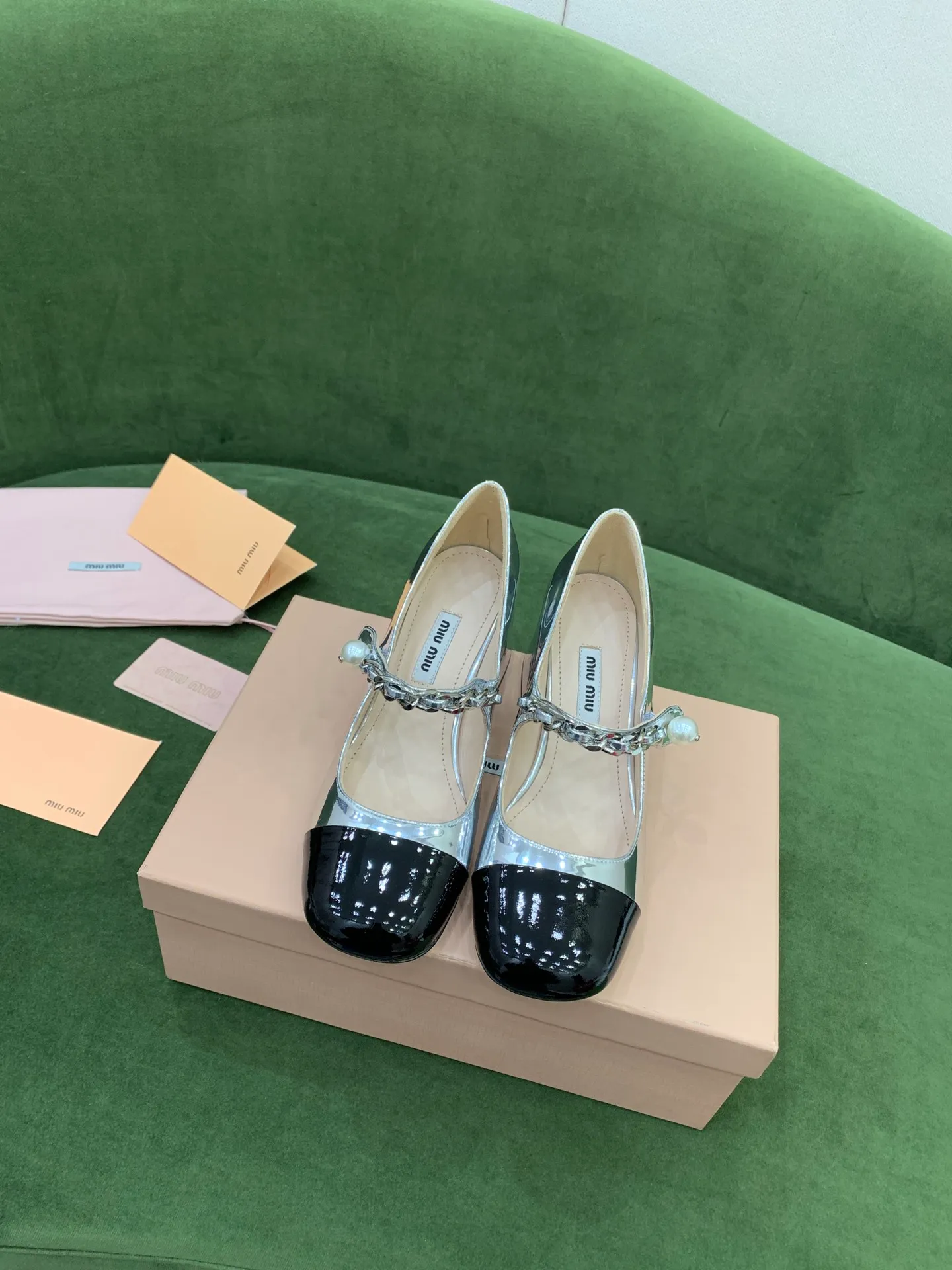 👠 miumi*新款瑪麗珍系列⚡️ ️鞋面：拼色牛漆皮⚡️ ️內裡：羊皮⚡️ ️大底：意大利真皮大底⚡️ 跟高：7cm ⚡️ ️碼數：35-39（40定做）