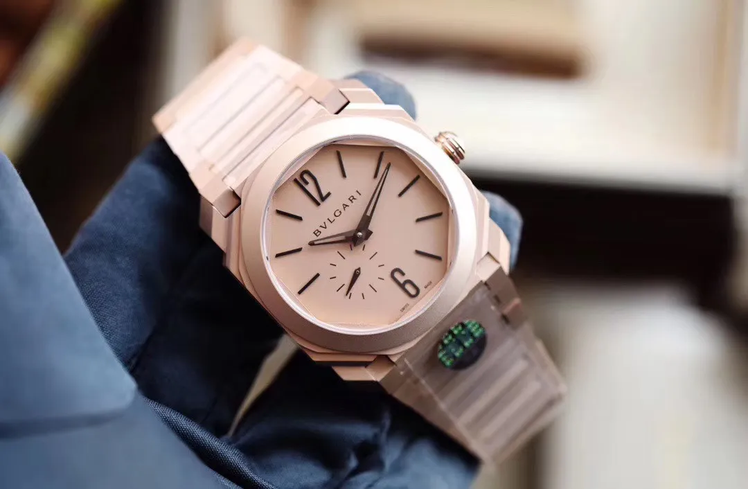 BV廠 寶格麗 BVLGARI 市場最高版本OctoFinissimo Automatic超薄自動上鍊腕錶榮耀歸來 全新推出的男士腕錶OCTO系列既非圓形亦非方形 將兩種幾何造型完美糅合 打造出最具辨識度的八角形設計 建構出天圓地方的渾然大器與幾何美學 腕錶八角形的結構與圓形表圈相輔相成 在純粹經典的藝術傳統中同時彰顯出大膽而細膩的風格 BV廠原版1:1復刻  個性張揚不失沉穩 搭載原裝進口改夾板珍珠陀機械機芯 尺寸：42mmx10mm 藍寶石鏡面 原裝折疊扣 以全新設計錶殼材質為鍍銠精鋼 精湛的噴砂處理技術賦予錶款溫和低調 耀而不灼的光澤 散發出柔和光芒 隨處可見的精緻與優雅渾然天成 無一絲用力過猛或矯揉造作的痕跡 錶盤搭配黑色的指針和時標 鮮明醒目 其中12點和6點鐘位置採用了阿拉伯數字時標 便於讀時 左下角方向設一個小秒針 12點鐘下方鐫刻寶格麗品牌英文字母，整個錶盤整潔大方