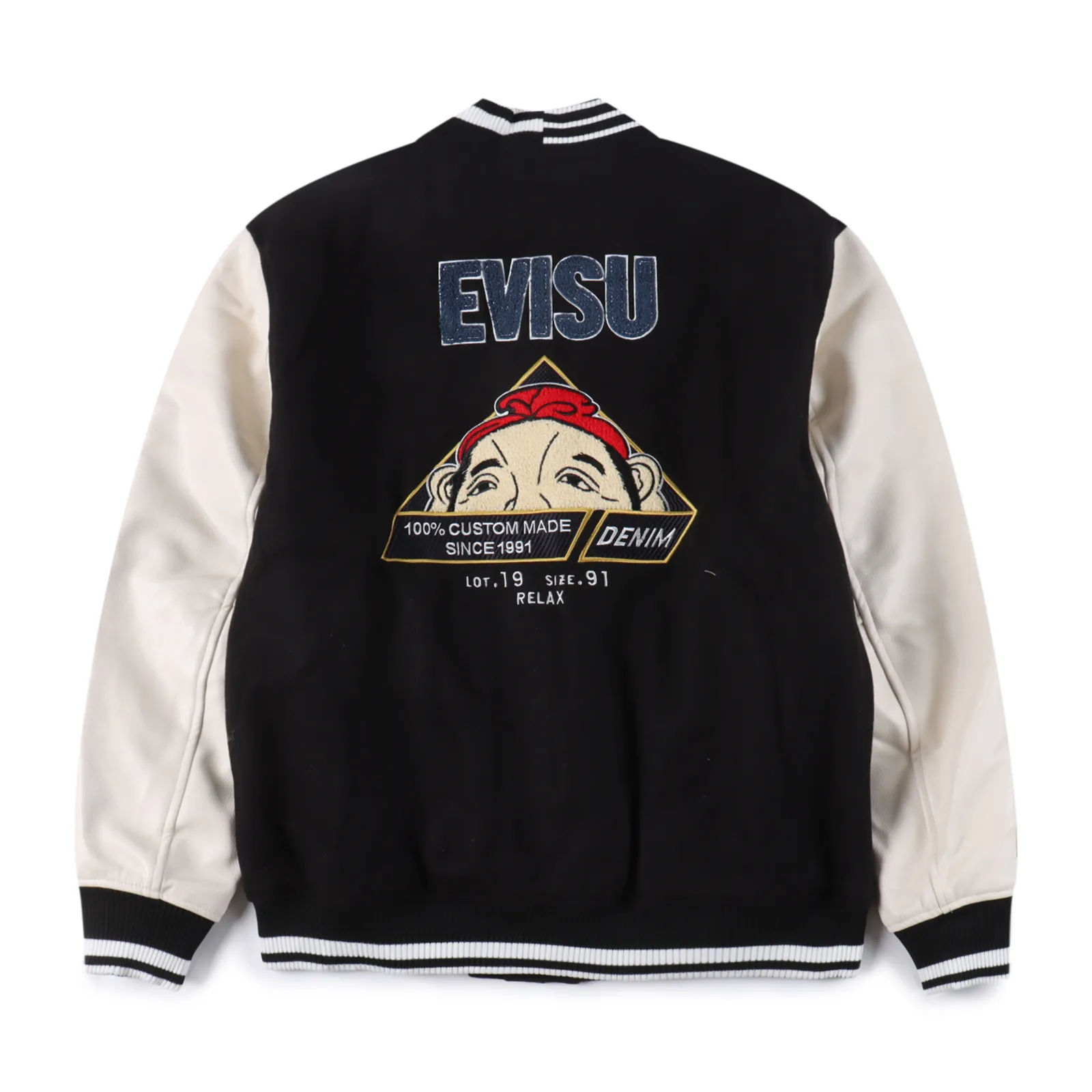 Evisu 24fw 躲貓貓佛頭貼佈棒球外套                EVISU的棒球外套利用拼佈設計呈現對比鮮明的色調，背面有著玩味的“躲貓貓”佛頭與商標貼佈。