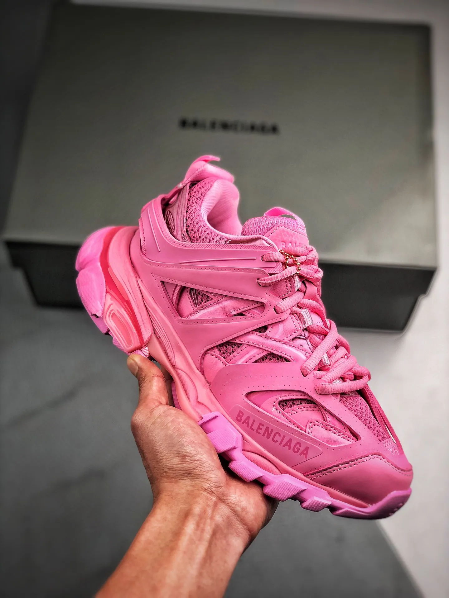 Balenciaga Track Trainer #霓虹變色燈光 巴黎世家 增加了配有 LED 燈的全新設計 在延續 Track Trainer 戶外輪廓和復雜鞋面結構的同時，新版本在後跟位置增加了可充電 LED 燈帶的部分，只需單擊「Track」鍵即可點亮，並設有紅、黃、藍、綠、紫等 11 種不同的燈光模式，已在官網上架並迅速 售罄 Size：35/40 （運費超重）