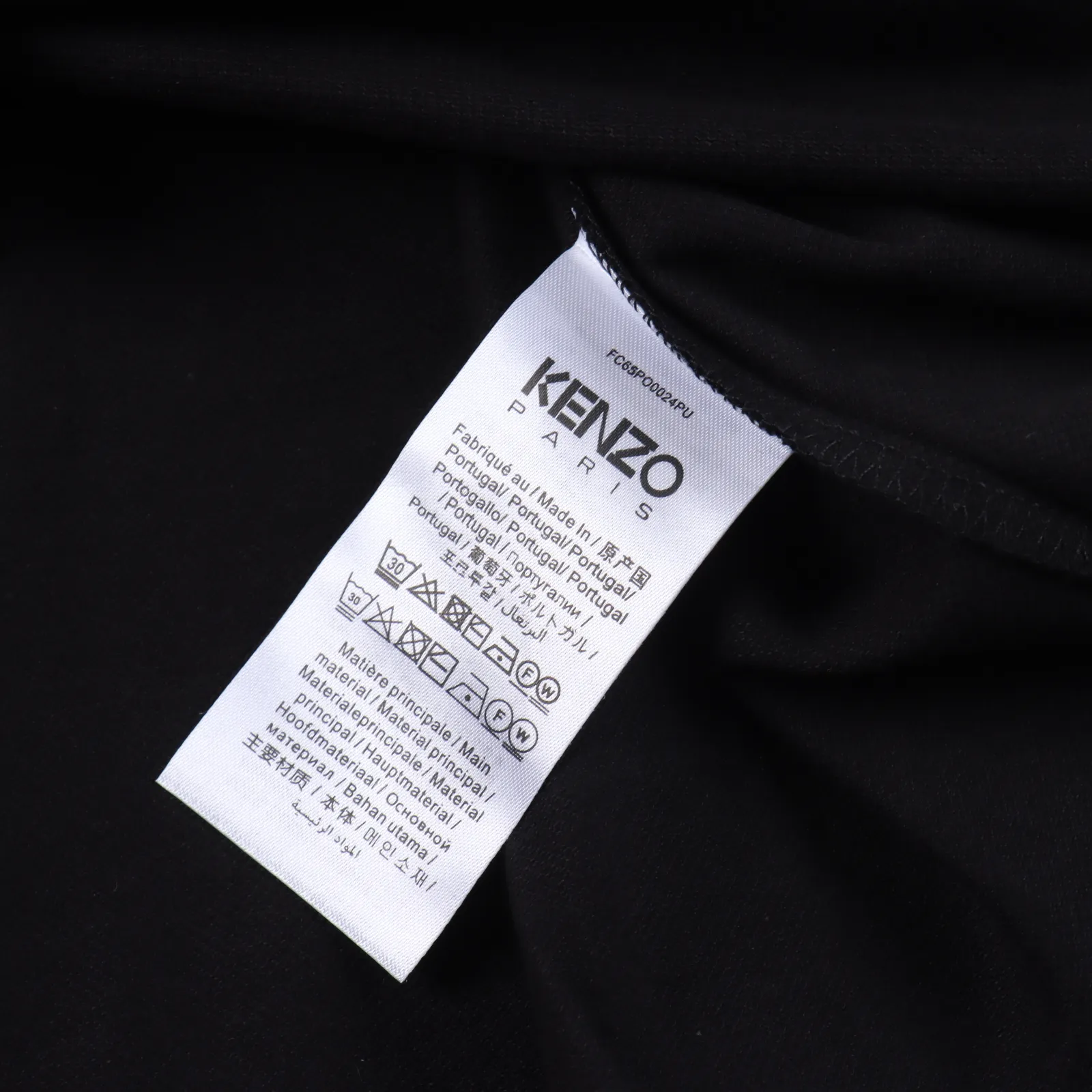KENZO/高田賢三 海棠花胸口刺繡短袖POLO衫 選用棉質珠地網眼布打造,定製材質260g長絨棉,衣領為雙系統提花定織扁機製成,有彈性,不變形,衣服全部原生布捆邊,前胸雙層面筒,無明線,無散口,袖口,前胸筒底,肩縫包骨,定制輔料三標!