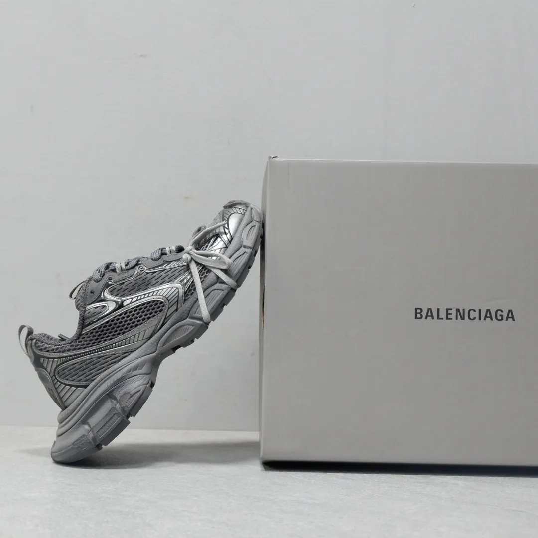 Balenciaga大底純原版本 運動鞋強勢出貨 重工打造 所有配件均通過定做出產正品裁片 正確字體電繡 粗細、位置、大小正確 側邊TPU 透氣孔匹配意產原版 ，TPU軟底 原版一致 "Balenciaga" 大底LOGO 立體感十足 原廠皮料 採購原廠網紗 Size 女35-41男39-47（46 47定做）