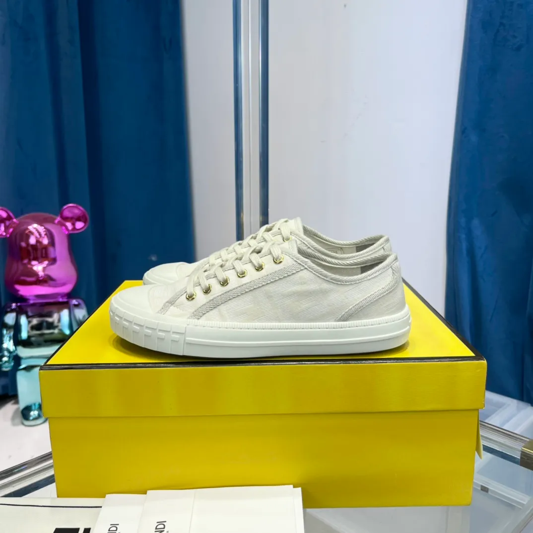 FENDI 22a new arrival～ FF2022秋冬domino情侶老花帆布鞋鞋面FF提花布料，飾有同色系羅緞邊飾，鞋底FF 雕刻裝飾，軟彈腳感，還有微微增高效果，真是YYSD啊，芬迪家的大爆款🔥頂級精品 情侶size 35-45