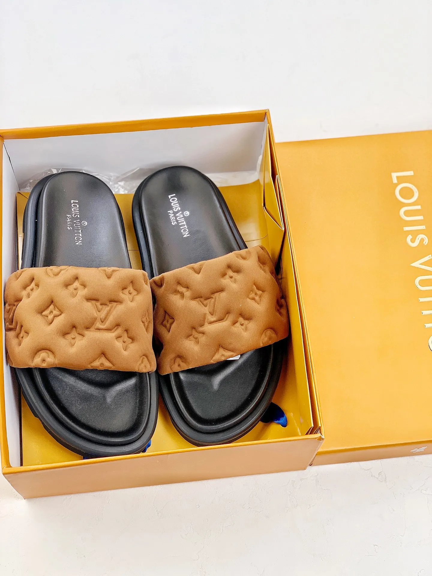 🌈Louis Vuitton 夏季單品2023專櫃 春夏新款 最高限定專櫃上新 LV情侶厚底拖鞋明星同款 網紅博主推薦◆ 原版開模 代購版本◆ Lv 原版浮雕工藝方塊結構◆ 真皮鞋面◆ 水台4.5CM◆ 原版私膜 真皮大底◆ 全套專櫃包裝尺碼:35 36 37 38 39 40(男鞋後續到貨)!!230610HXEF310QOP