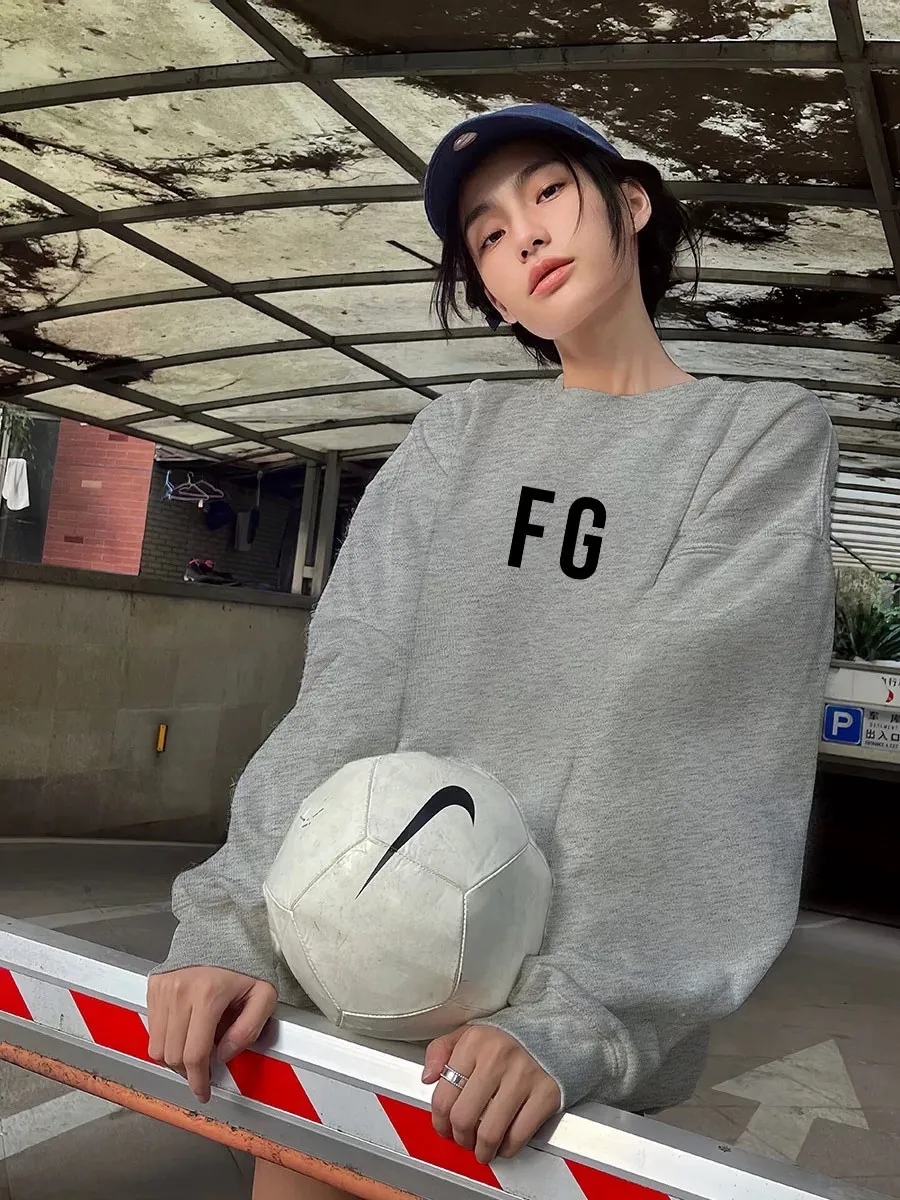 Fear of God FOG 24FW FG字母圓領衛衣 成衣加絨款採用380g面料,不加絨款採用350g面料,螺紋採用420g雙紗1:1螺紋。