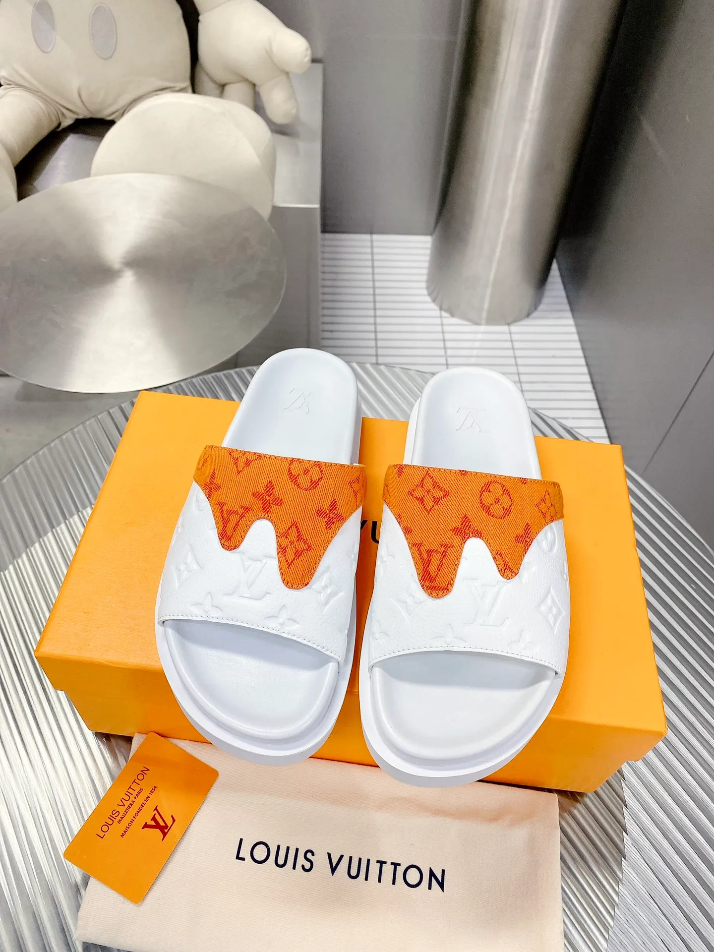 驢家Miami 涼拖取材柔軟牛皮革，其上浮現標誌性大號 Monogram 壓紋。