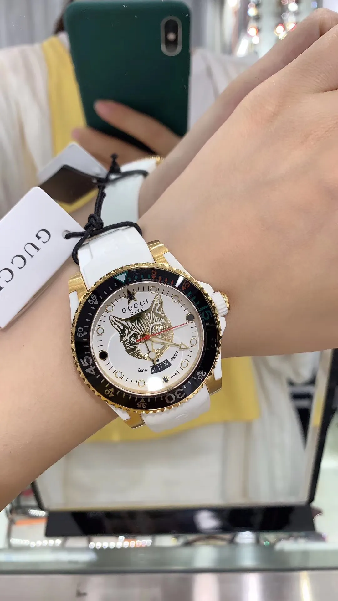 🎀古馳-Gucci❥Gucci Dive潛水錶系列❥瑞士石英機芯❥藍寶石玻璃鏡面❥錶殼尺寸40mm         厚度約11mm 每款均以經典外觀結合品牌最新推出的一種動物圖案，優雅與俏皮相得益彰，錶盤飾以貓科動物頭像、猛虎頭像或三隻小豬與靈蛇圖案，彰顯獨一無二的Gucci風格。 