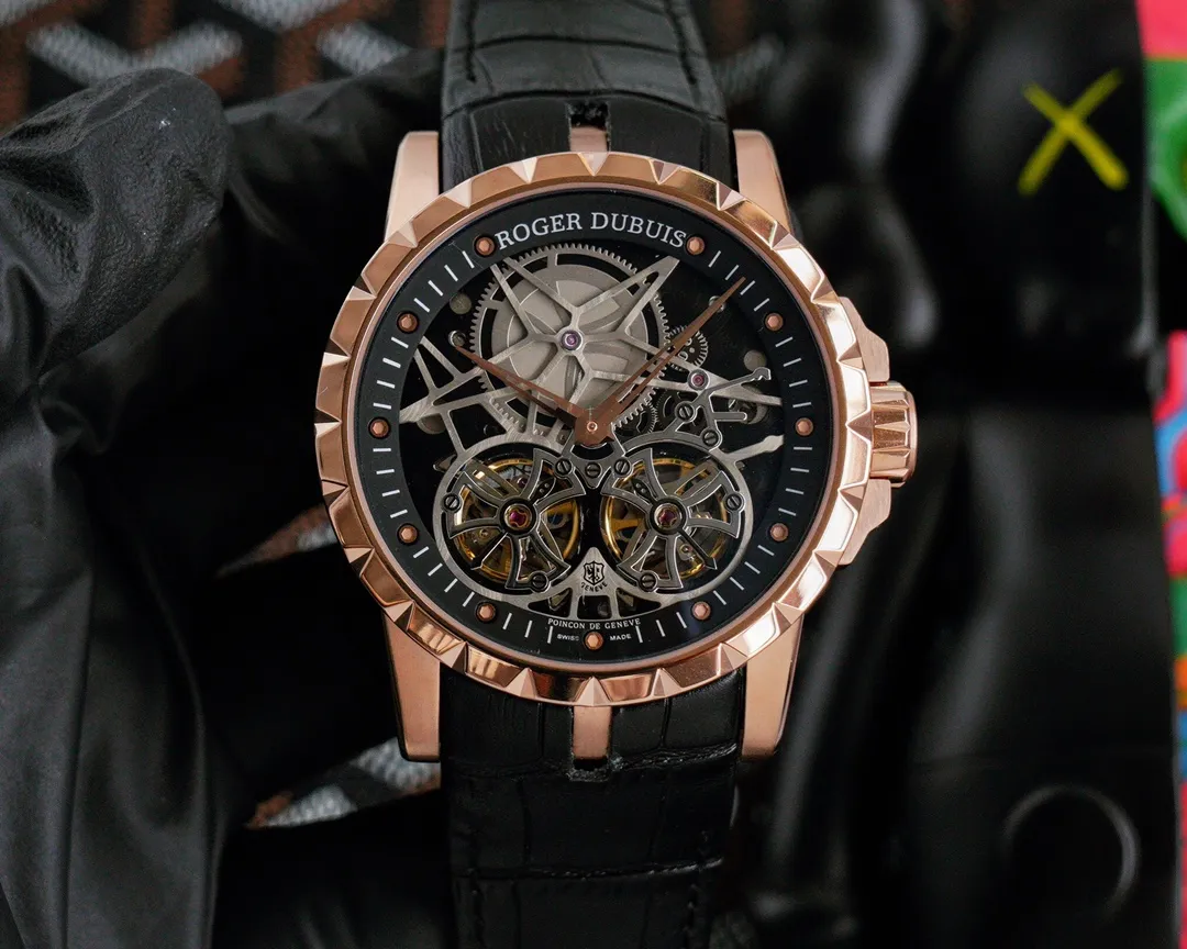 🎩羅傑杜彼 Roger Dubuis(豪爵)Excalibur 46系列,10 Tourbillon 10點位全鏤空陀飛輪腕錶,作為46mm奢華大器格調與精湛鐘錶技術的完美化身,力量及光輝之表現,超凡外形與卓越的工藝,以純熟工藝打造的陀飛輪及獨有的家族星形立體鏤空面板設計。