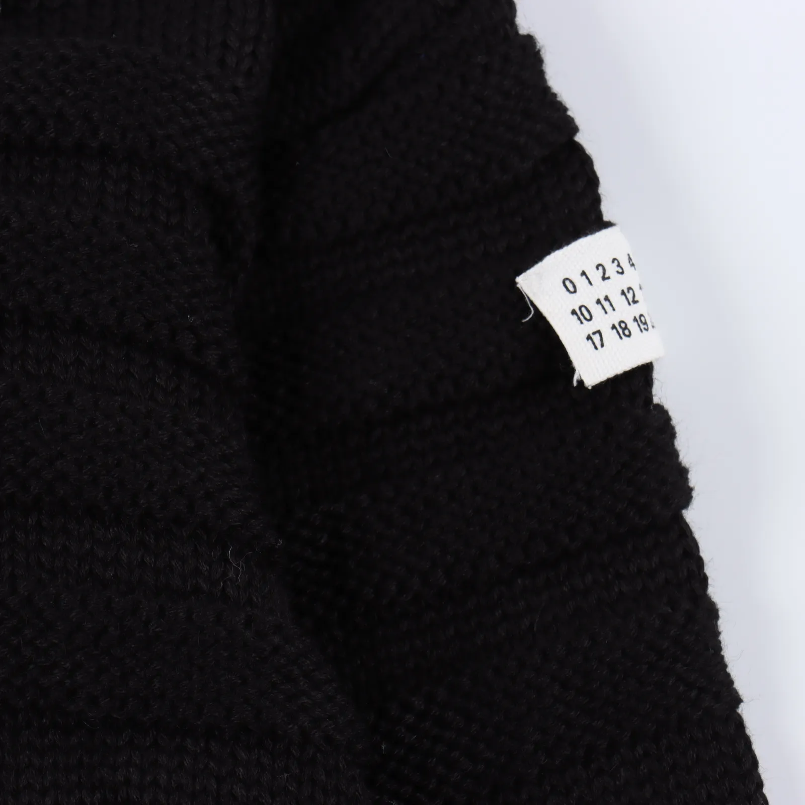Maison Margiela 馬吉拉 24FW 破壞針織開衫                馬吉拉24FW坑條袖標破壞開衫，男女同款，寬大版型，原版26支混紡澳洲羊毛，舒適軟糯，3針工藝粗磅有形，正反針坑條工藝非常立體，整件衣服克重達到1kg，下擺袖口均由純手工單件挑線流蘇，由於流蘇會跑線的緣故，邊緣還要整體做加固針處理，袖臂平車釘馬吉拉標，單獨開模啞光樹脂扣和全套輔料，此款24fw最新一集中舒適度版型都在第一梯隊，喜歡寬鬆大版型的可以推薦入這一款百搭的秋冬新品                尺碼：S M L                編碼：XLB092143