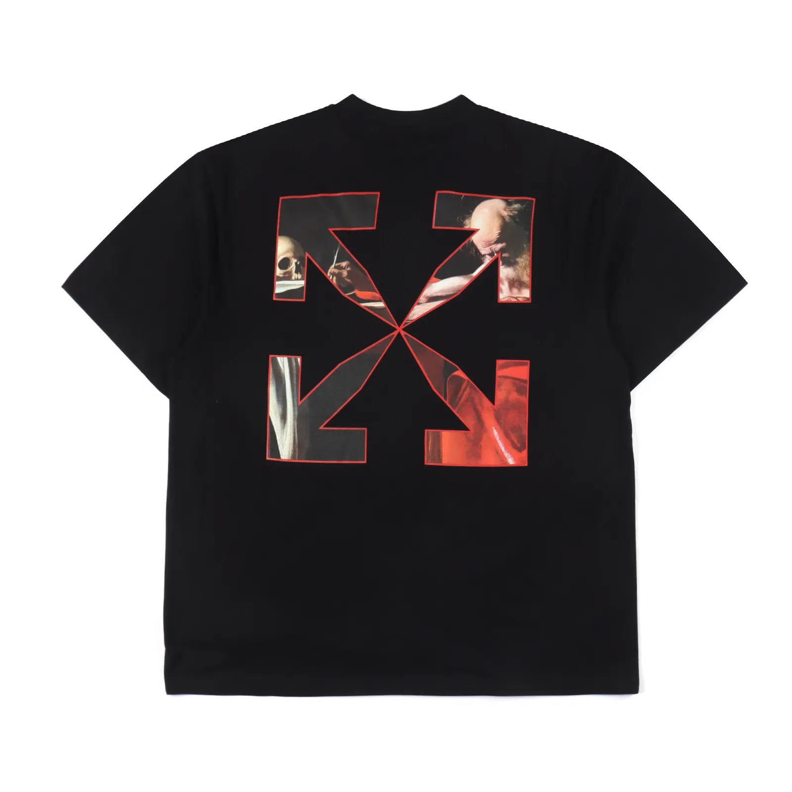 OFF WHITE 21SS 宗教骷髏頭短袖 所有面料以及螺紋均為訂織定染 所有面料顏色均經過色卡比對定染面料 無任何色差 採用240g克重 100棉汗布 汗布:一種薄型針織物(就是平常全面短袖的面料) 因其吸濕性強在經編貨緯編針織機上用 平針、集圈、螺紋、提花等組織織編結成單面或者雙面織物 氣流紡處理 氣流紡紗是利用氣流將纖維在高速迴轉的紡紗杯內凝聚加撚輸出成紗的一種新型紡紗技術 他不用錠子 主要靠分梳輥 紡杯 假撚裝置等多個部件 分梳輥用來抓取和分梳餵入的棉條纖維 通過他的高速迴轉所產生的離心力可把抓取的纖維甩出 紡杯是個小小的金屬杯子 他的旋轉速度比分梳輥高出10倍以上 由此產生的離心作用 把杯子裡的空氣向外排 根據流體壓強的原理 使棉纖維進入氣流杯 並形成纖維流 沿著杯的內壁不斷運動 印花為分色熱固油墨 分色前片7套色 後背8套色 Logo部分為單獨開版 洗標也是按照原版的字體找公司訂做 輔料部分採用OFFWHITE 2021S/S全線正確輔料 長方形領標設計 矽膠吊牌 水洗標一應俱全 Size:XS S M L 編碼:CAL011761