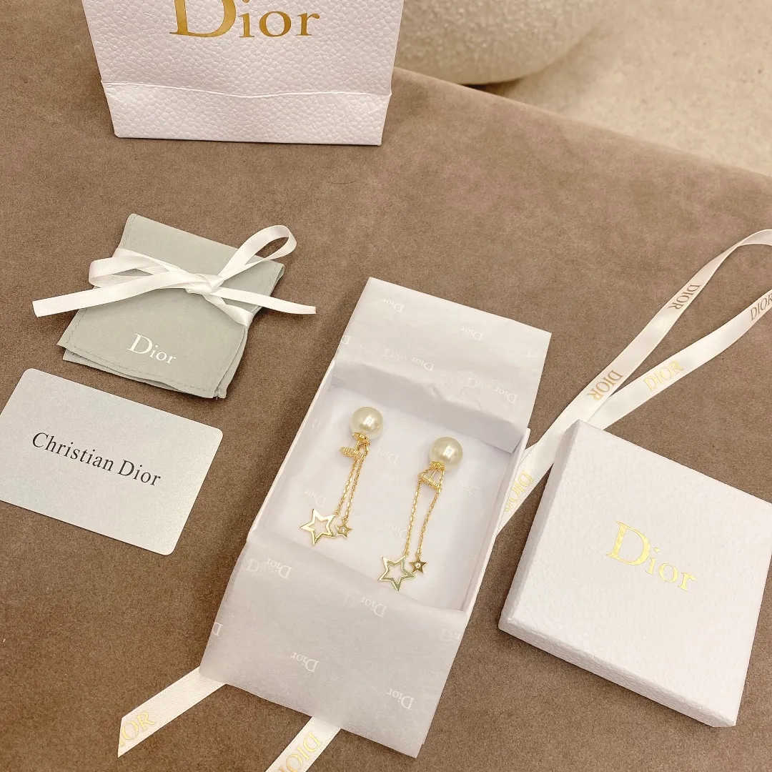 【高版品質·配套包裝】𝐃𝐈𝐎𝐑' 🐝𝐂𝐃字母流蘇星星✨珍珠耳環 這款 Clair D Lune 耳環採用標誌性的 D家風格設計，時尚精緻。