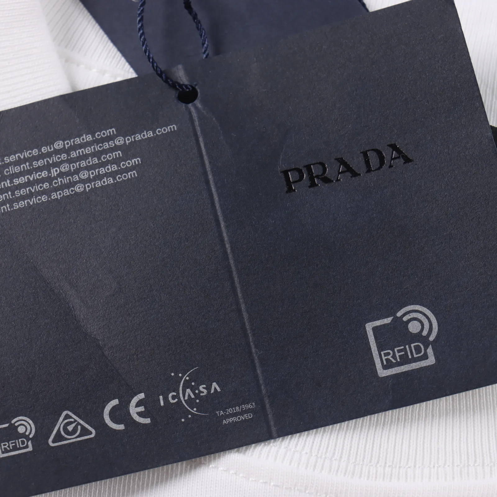PRADA/普拉達24ss新款三角標拼色字母短袖T卹 採用高質量面料製作而成,無論是日常穿搭還是參加派對,都能展示出您的時尚品味和個性。