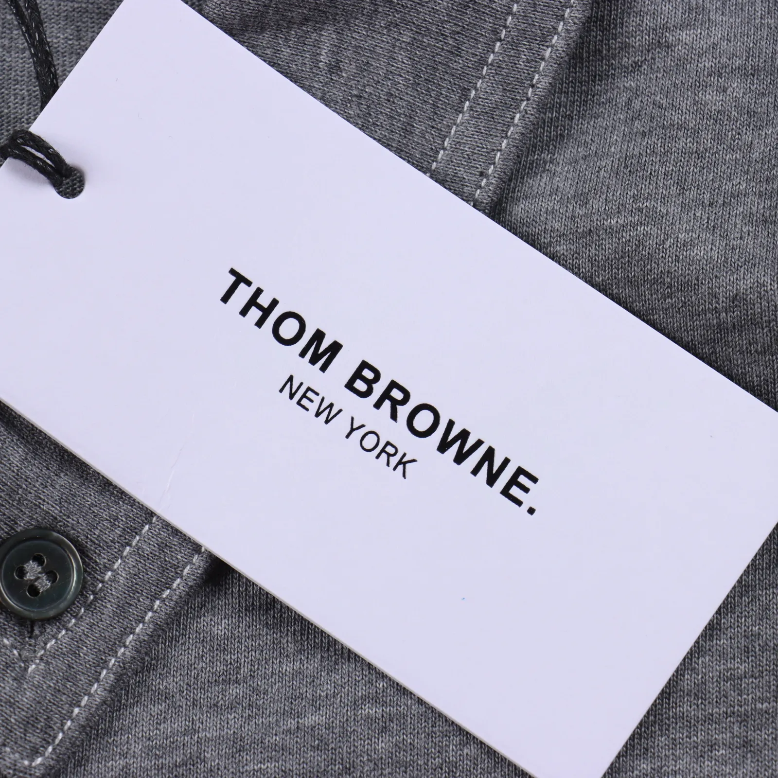 Thom Browne TB 24新款 撞色明線短袖POLO衫                採用200g TB專用純棉平紋針織布料，海軍藍搭配撞色縫線設計，原版原身V叉撞色間明線。