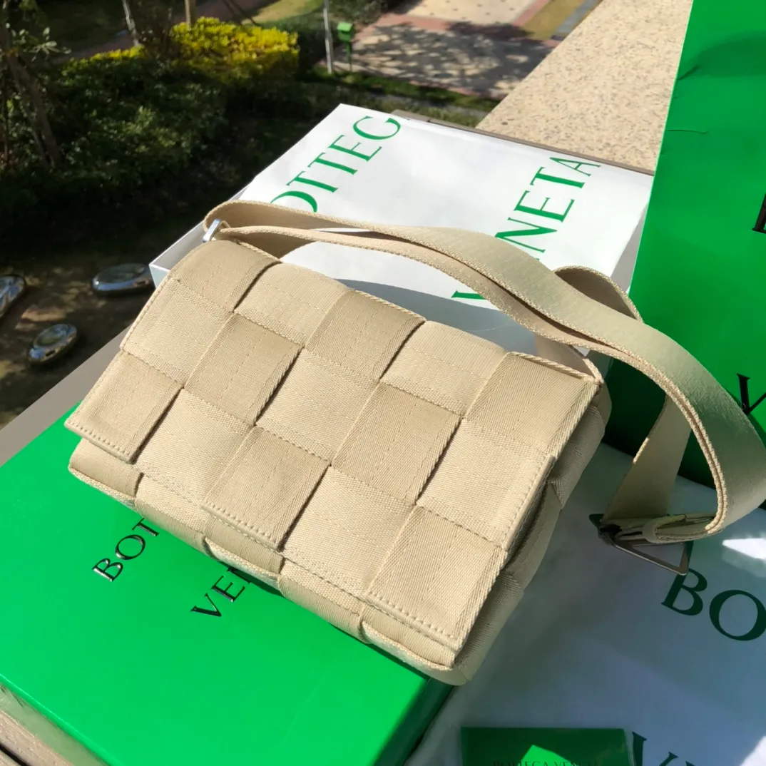 尺寸:25×15×5cm（071050898）BV海外渠道資源特供男士斜挎包❗️2021BV 新款cassette webbing男士標誌斜挎包，設計足夠簡單，經典的編織，最有特色的是此款採用尼龍織布編織面料，新材質打破傳統的用料方面，輕巧之餘容量足夠大，磁扣開合，肩帶可調節，自帶高級感和強大氣場！